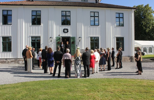 Gästerna anländer till Noors slott