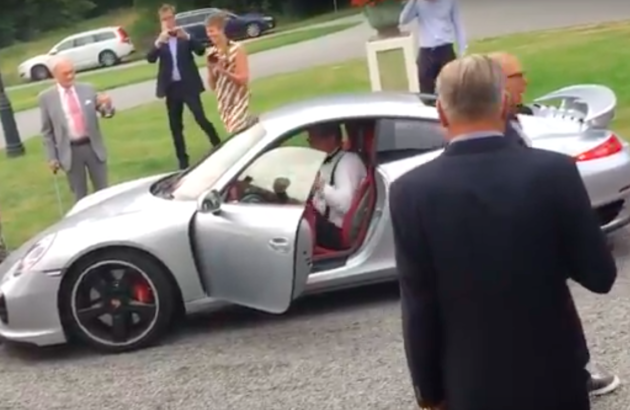 50-åring gör stilfull entré till festen i Porsche till tonerna av James Bond