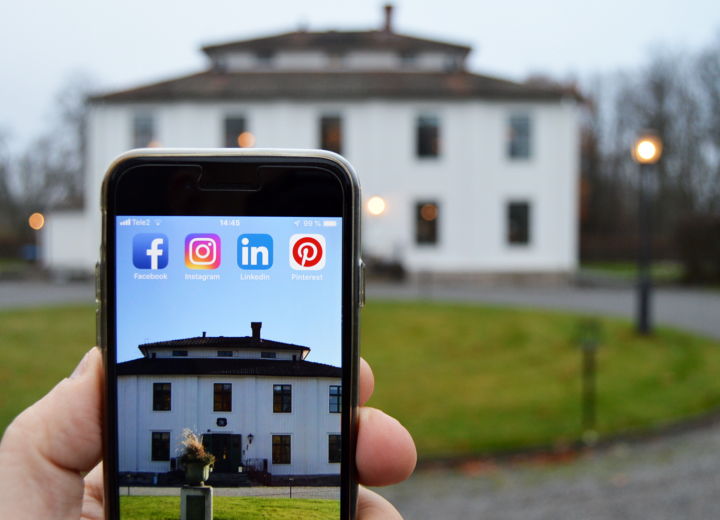 Noors slott och en mobil som visar ikonerna för Facebook, Instagram, LinkedIn och Pinterest