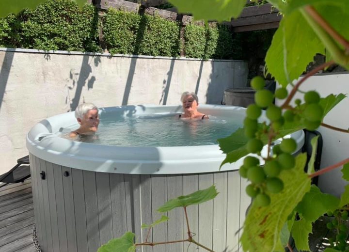 att bada i bubbelpoolerna ingår även som möjlig aktivitet under pensionatet på Noors slott